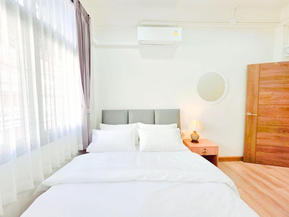 Vintana Siam Hotel Bangkok Room Type - Double Room, 1 Queen Bed, Non Smoking, Shared Bathroom Vintana Siam Hotel Bangkok Room Type - Double Room, 1 Queen Bed, Non Smoking, Shared Bathroom