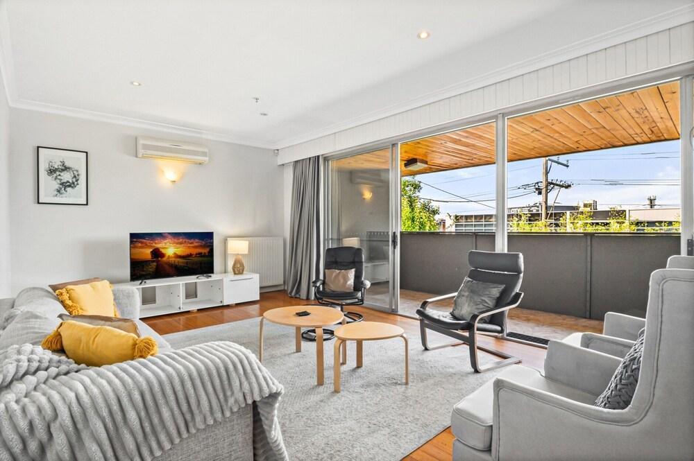 Spacious 5-bed Home With Pool in Glen Iris - Tap to explore photos