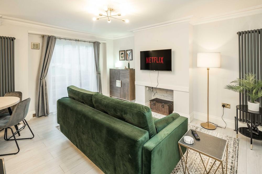 Spacious 1Br Flat In Wanstead: Garden & Comfort - Tap to explore photos