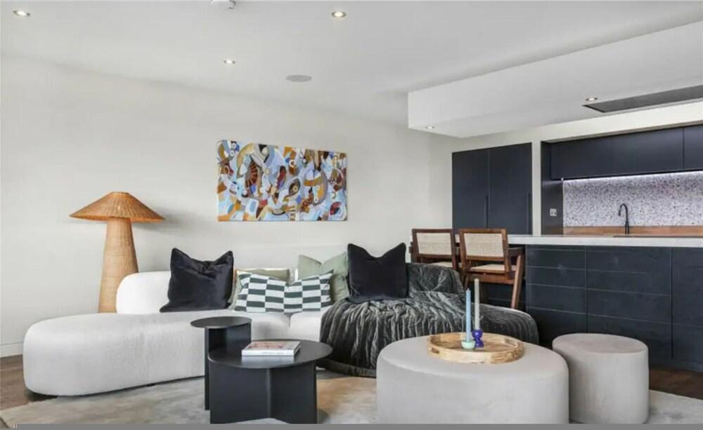 Stunning Shoreditch Penthouse Red5 - Tap to explore photos