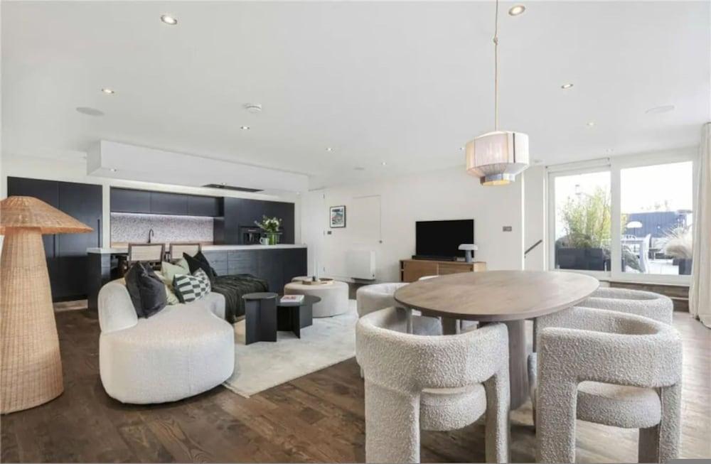 Stunning Shoreditch Penthouse Red5