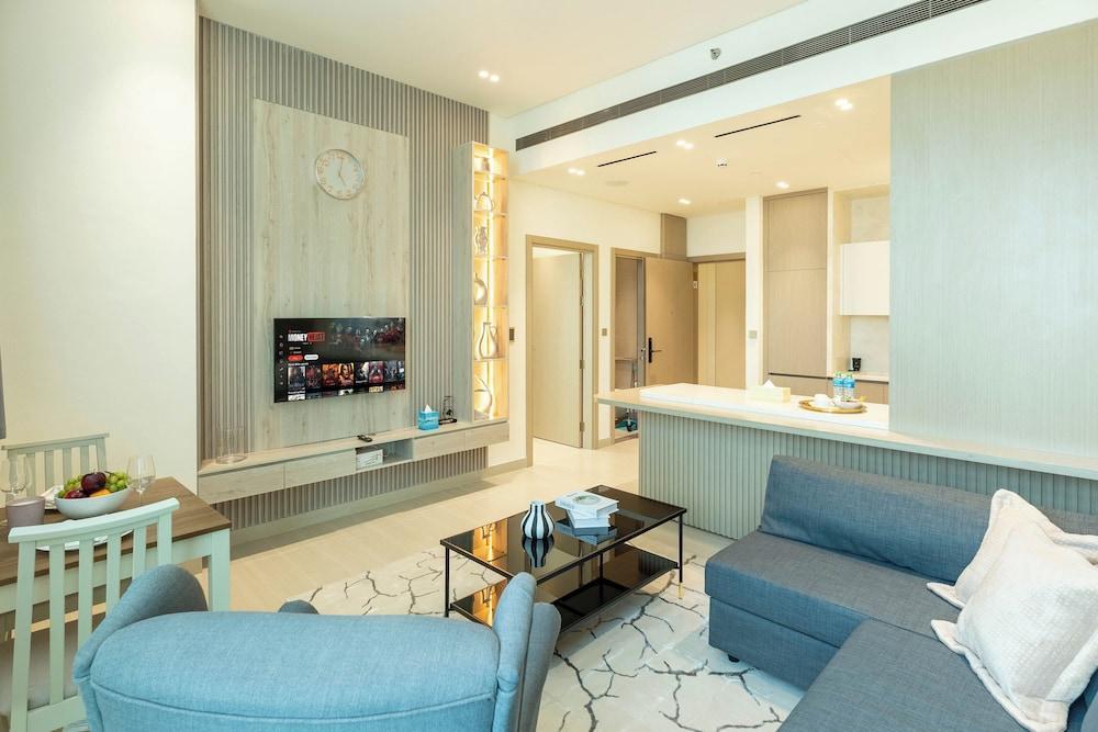 Skyline Luxury 1BR - Balcony - Tap to explore photos