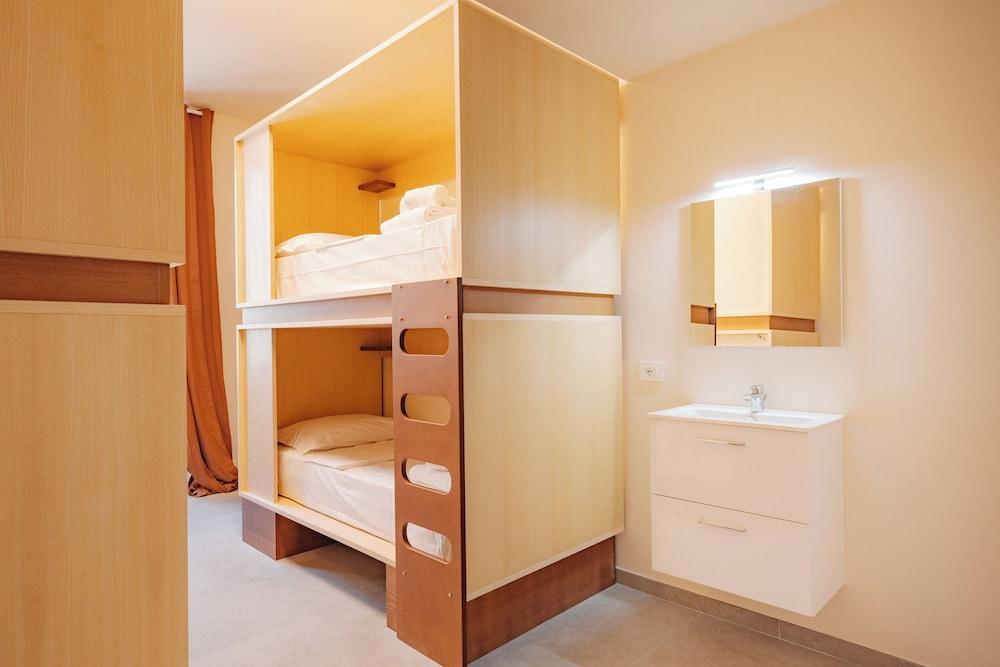 Tomato Urban Retreat Roma Room Type - Single bed in dormitory with shared bathroom - 4 Beds