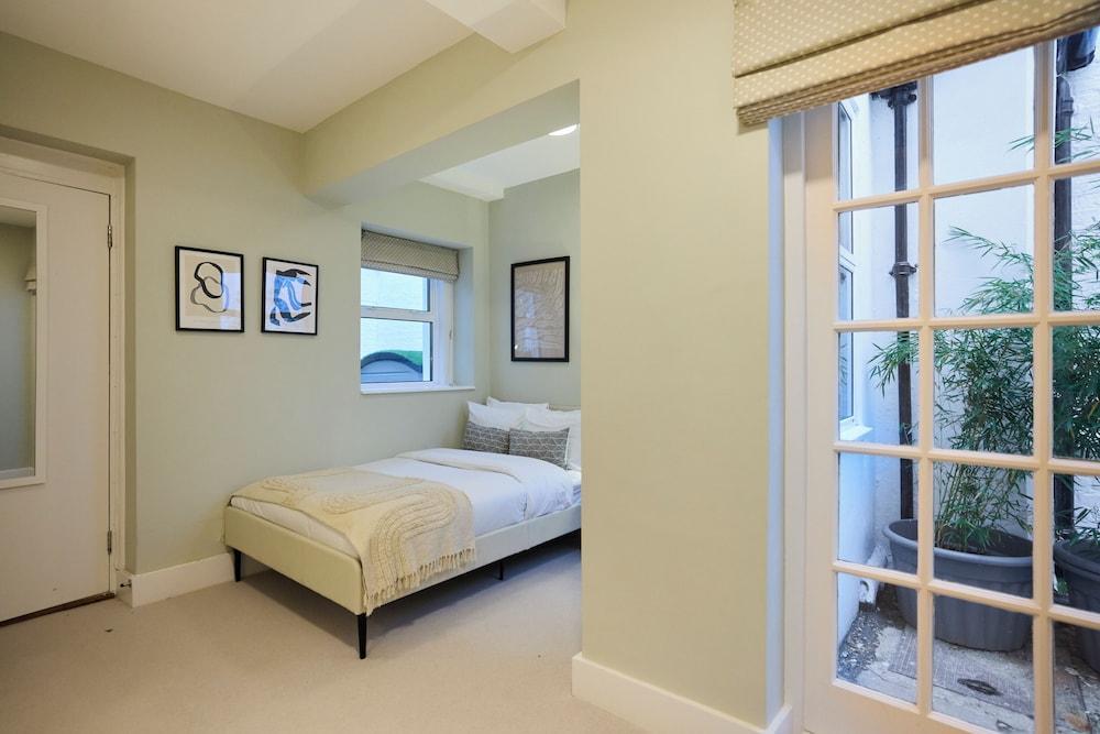 Three-Bedroom Hyde Park Apartment - Tap to explore photos