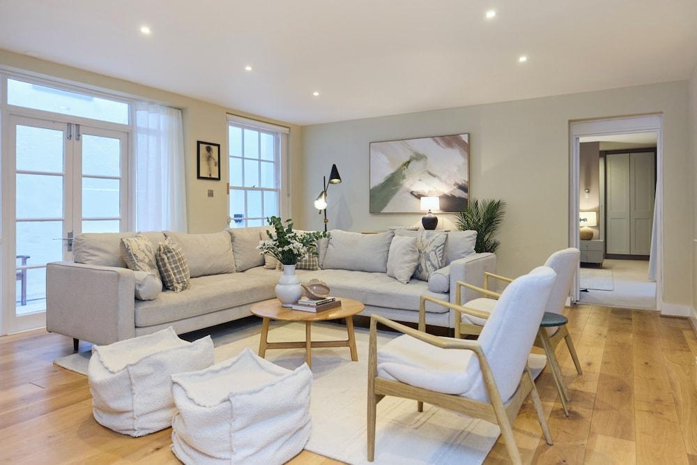 Three-Bedroom Hyde Park Apartment - Tap to explore photos