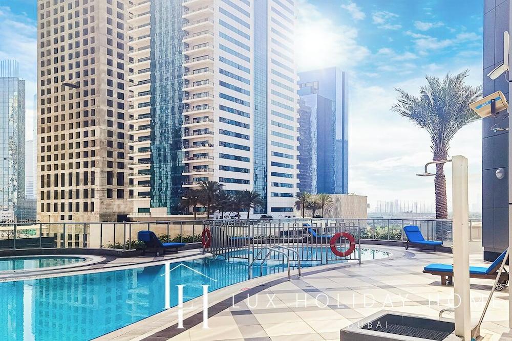 LUX The Dubai Marina View Suite 3 - Tap to explore photos
