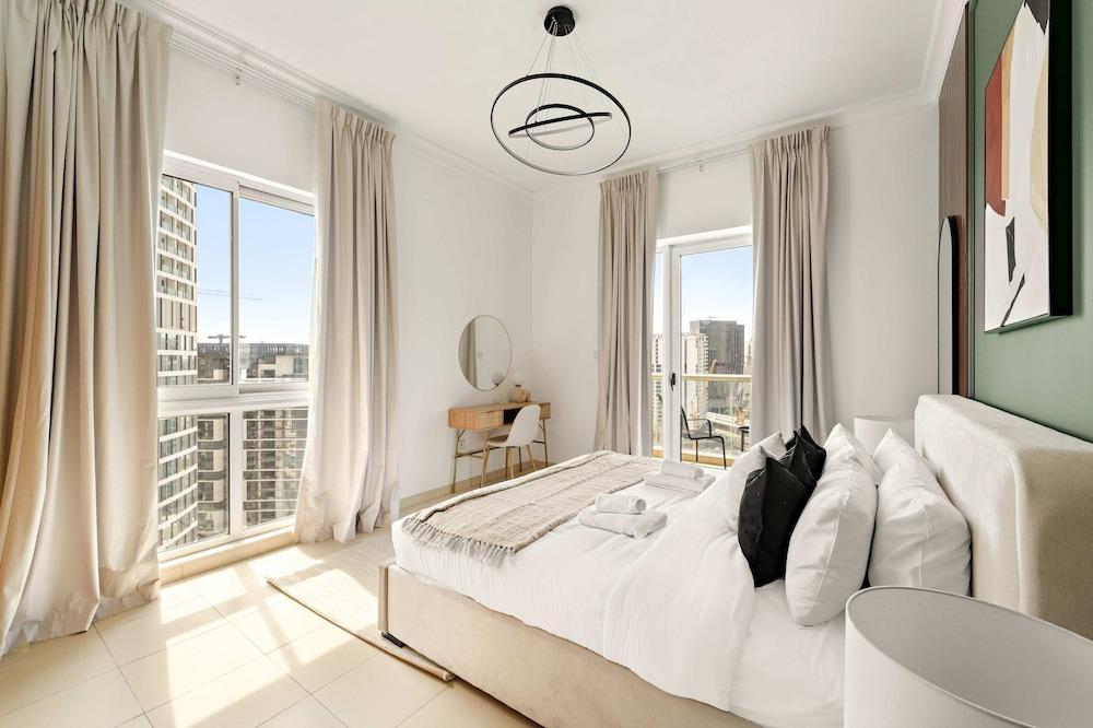 Silkhaus Stylish 2bdr in Mayfair Tower - Tap to explore photos