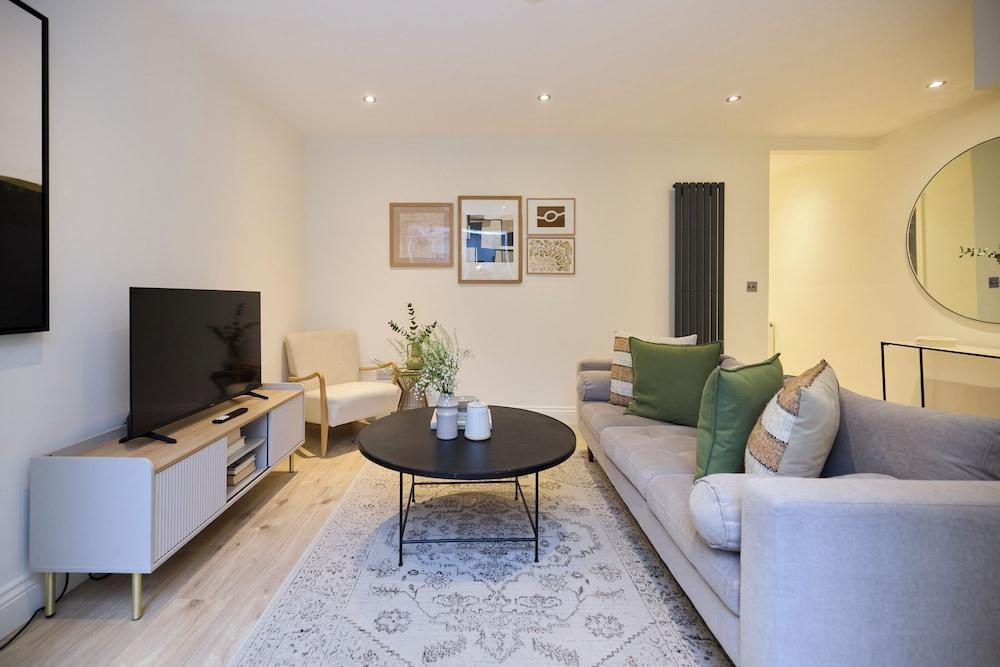 The Fulham Patio Apartment