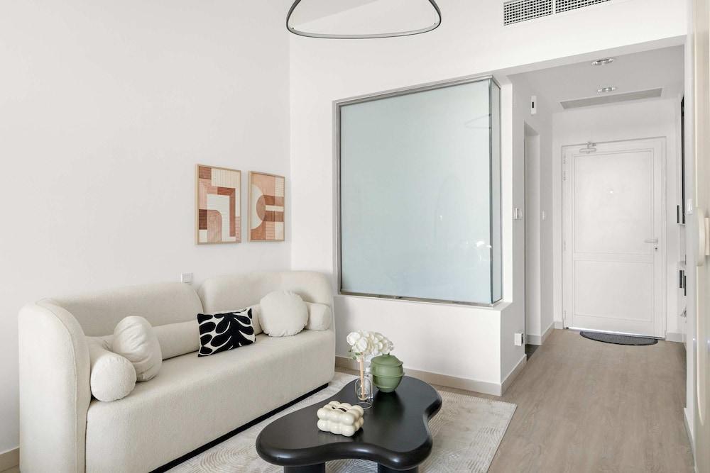 Silkhaus Chic Studio With Pool and Gym - Tap to explore photos