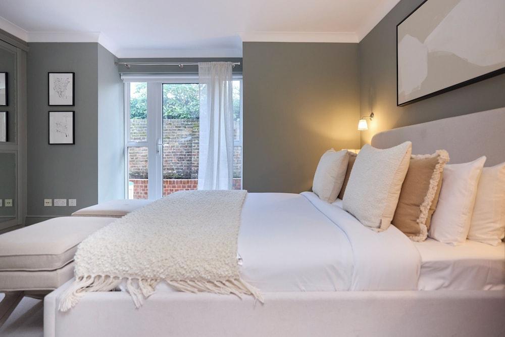 The Abbey Mews House - Tap to explore photos