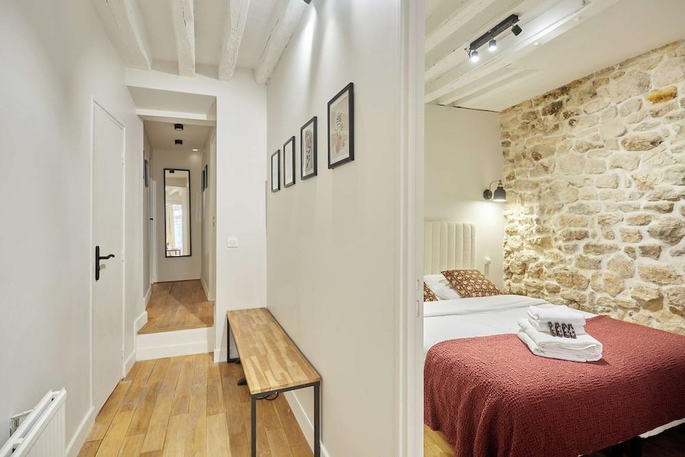 Superb AC Apartement Notre Dame de Paris - Tap to explore photos
