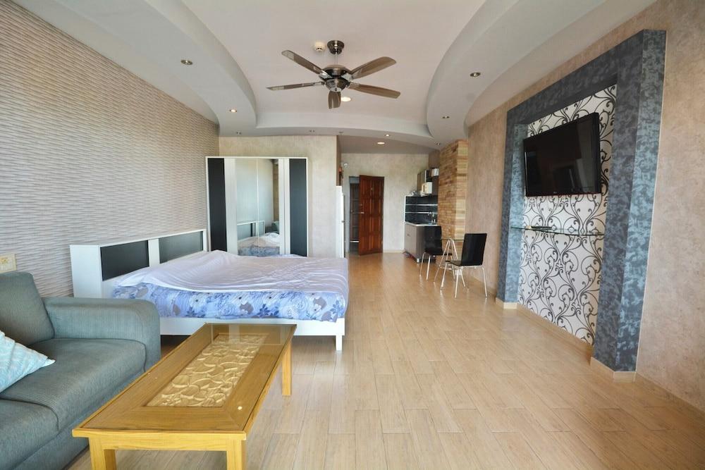 Sea-view Studio With Large Balcony - Bright and Spacious - Tap to explore photos