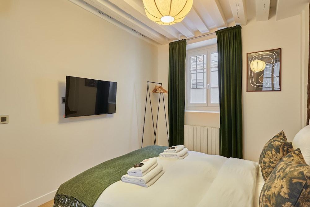 Sublim new Triplex on Place des Vosges - Tap to explore photos