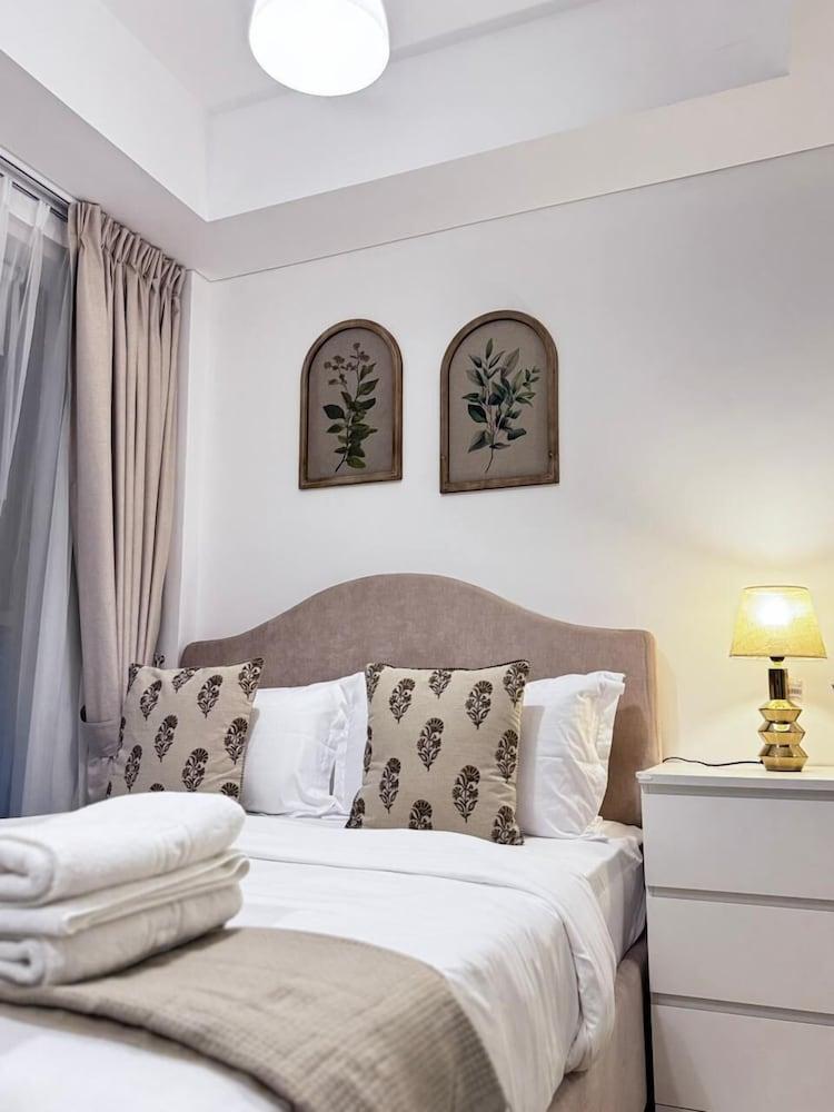 SIMPLY COMFORT Chic Downtown Studio Few Steps to Burj Khalifa - Tap to explore photos