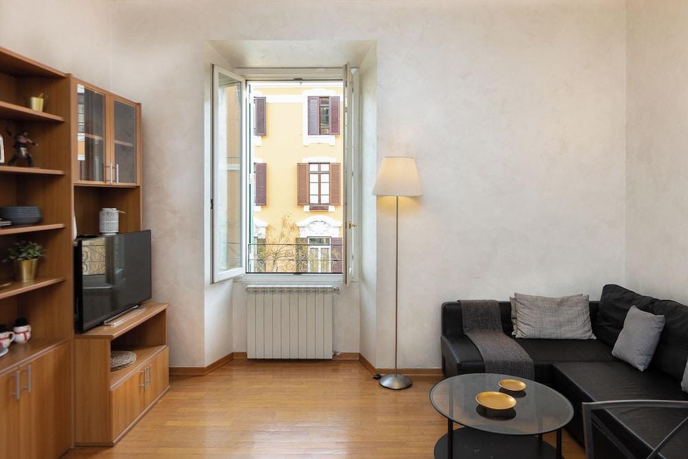 Rental in Rome Saint Peter Home - Tap to explore photos