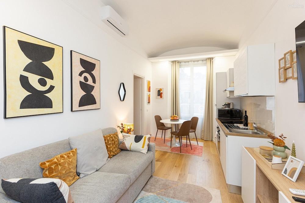 Rental in Rome Vic House - Tap to explore photos