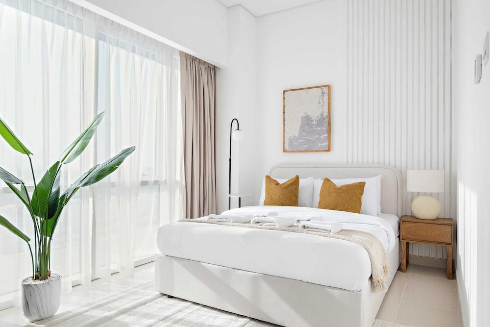 Silkhaus Luxury Studio Nova Tower High Floor - Tap to explore photos