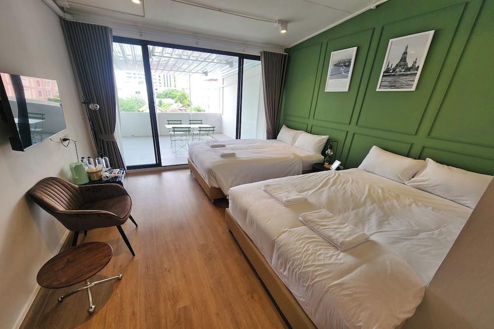 Shade House Bangkok Oldtown Room Type - Family Room with Balcony