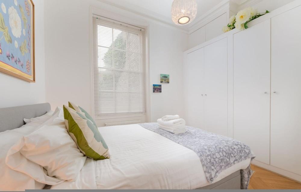 Quirky Hampstead Flat RH6 - Tap to explore photos