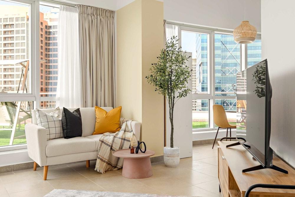 Silkhaus Large Studio Madison Res High Floor - Tap to explore photos