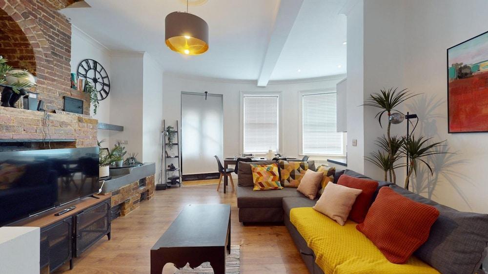 Modern 2 Bed Apartment in Greenwich - Tap to explore photos