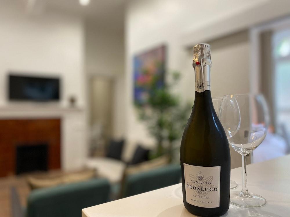 Modern 2 Bed Apartment in Greenwich - Tap to explore photos