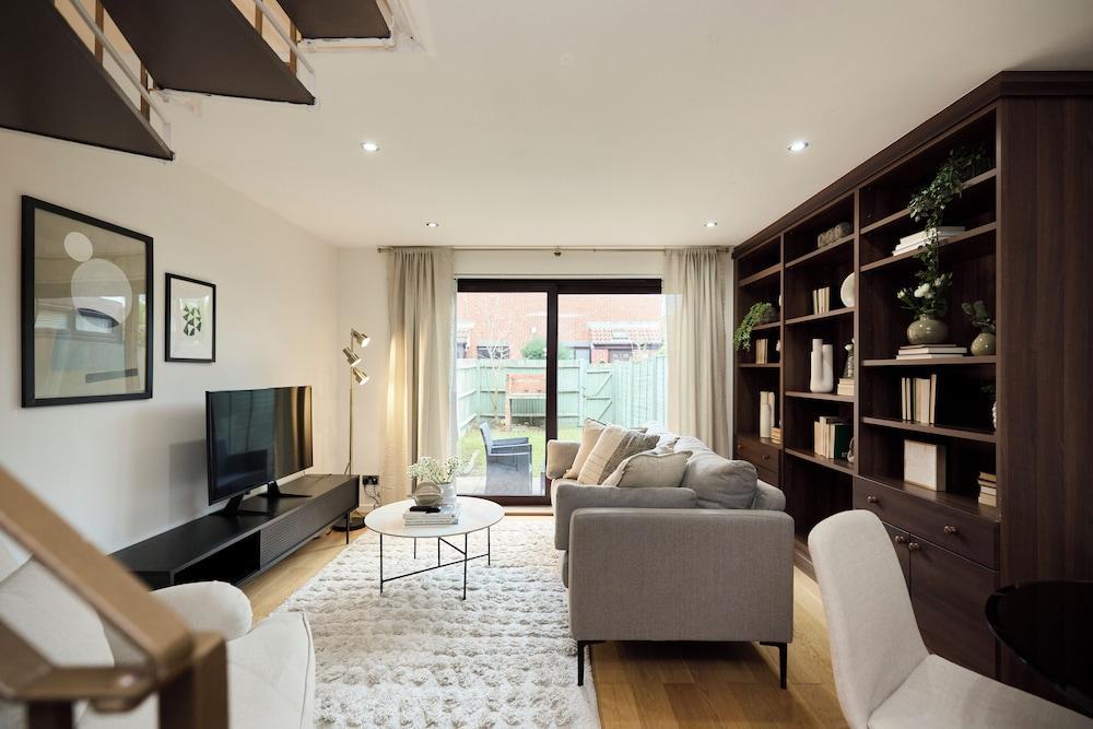 Poplar Garden Townhouse - Tap to explore photos