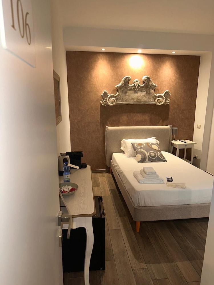 Popolo Rooms&Suites - Tap to explore photos