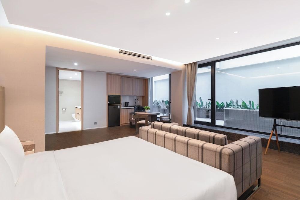 InterContinental Shanghai Jing An Ser Apt by IHG Room Type - Junior Suite, 1 King Bed, Kitchen (Dining)