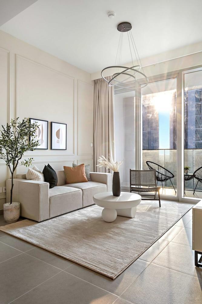 Silkhaus Modern 1 BDR Forte Tower Downtown - Tap to explore photos