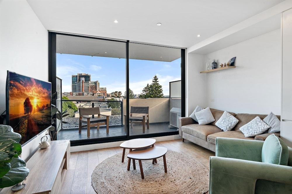 One-bed Apartment Close to Cafes and Coast