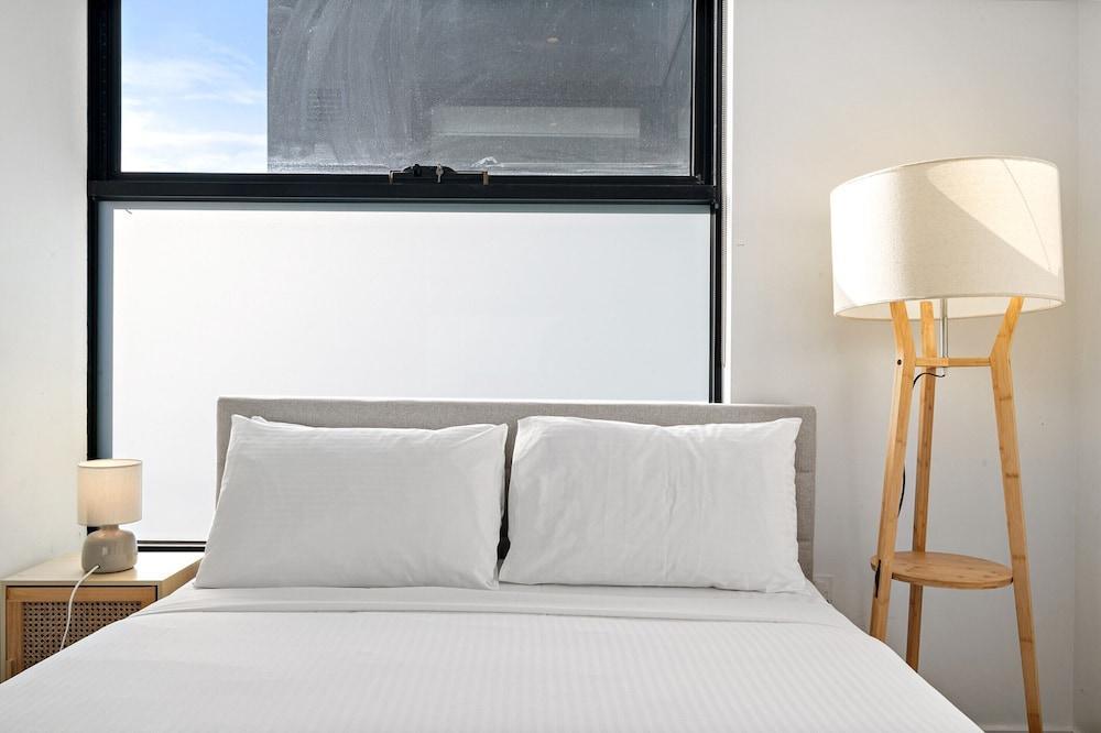 One-bed Apartment Close to Cafes and Coast - Tap to explore photos