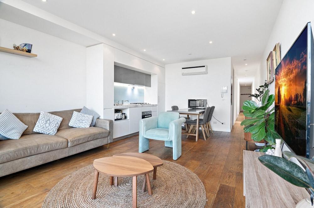 One-bed Apartment Close to Cafes and Coast - Tap to explore photos