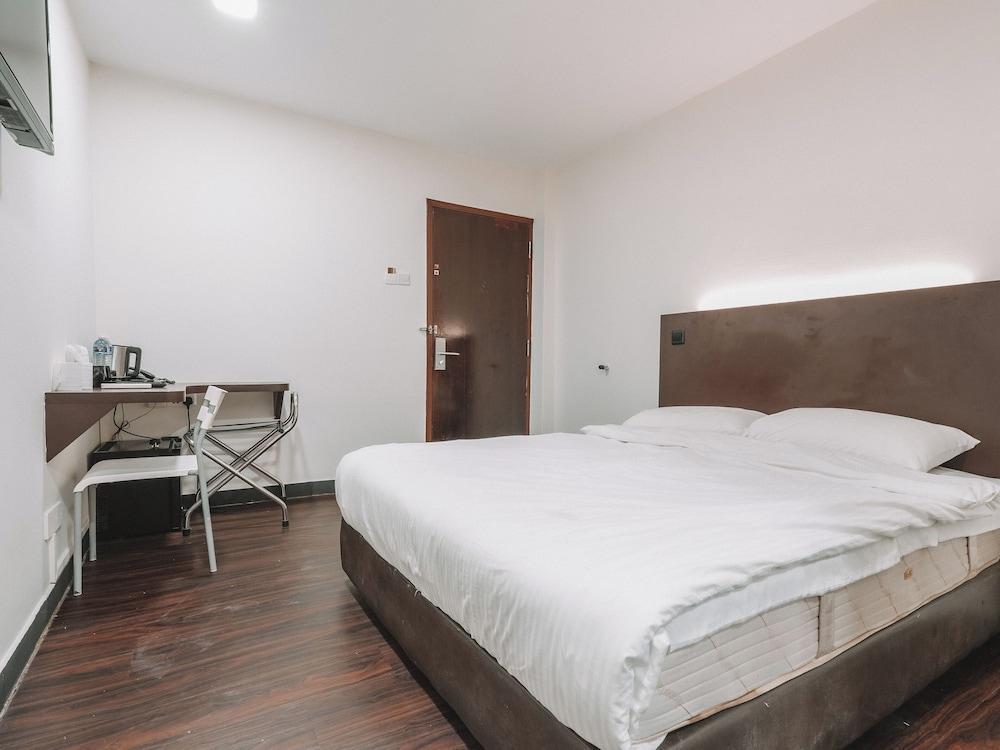 A Hotel Desker Stay from 10PM to 9AM - Tap to explore photos