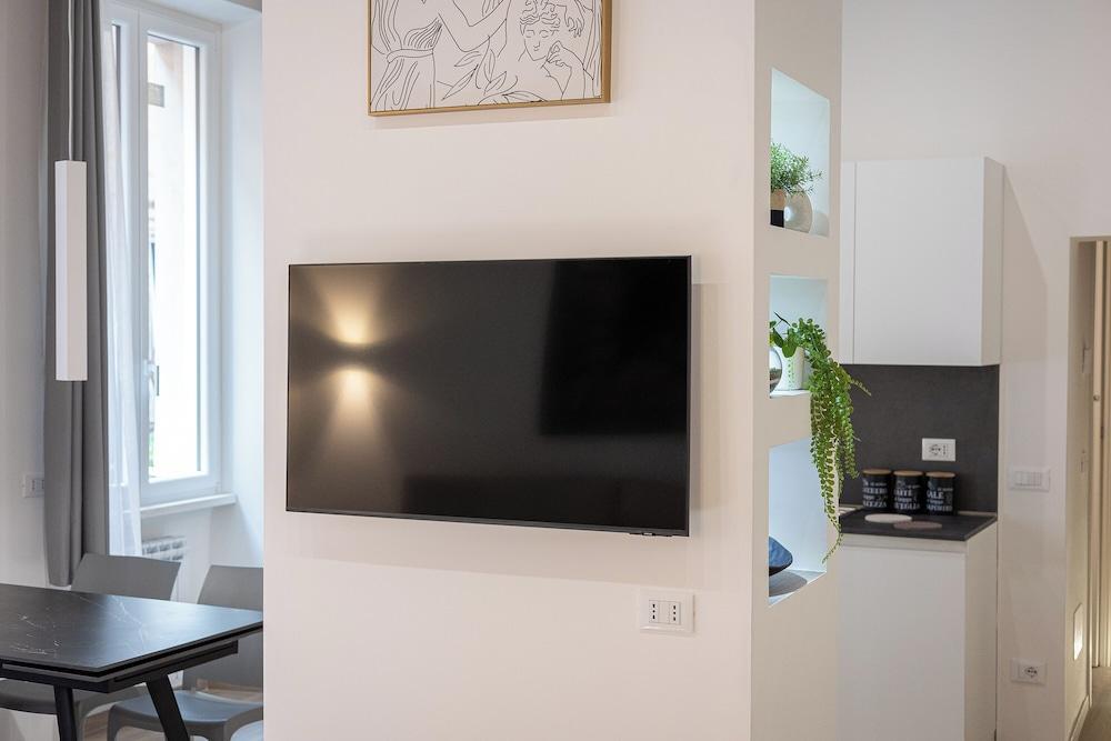Rental in Rome Navona Modern Apartment - Tap to explore photos