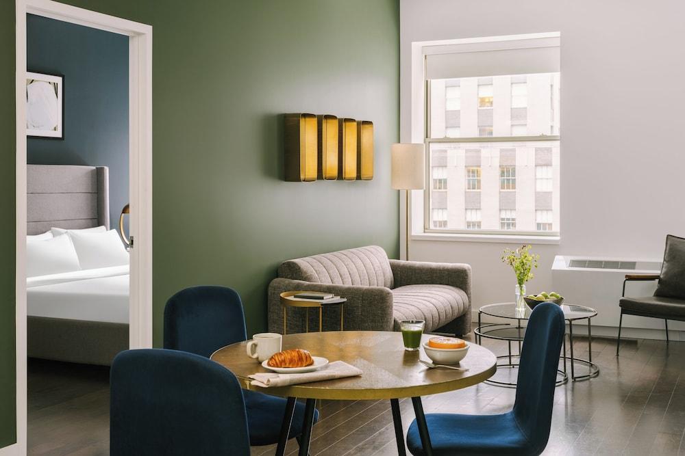 Nester Finn Financial District Room Type - Deluxe 1 Bedroom Apartment with Sleeping Den, 1 King Bed, 1 Queen Bed