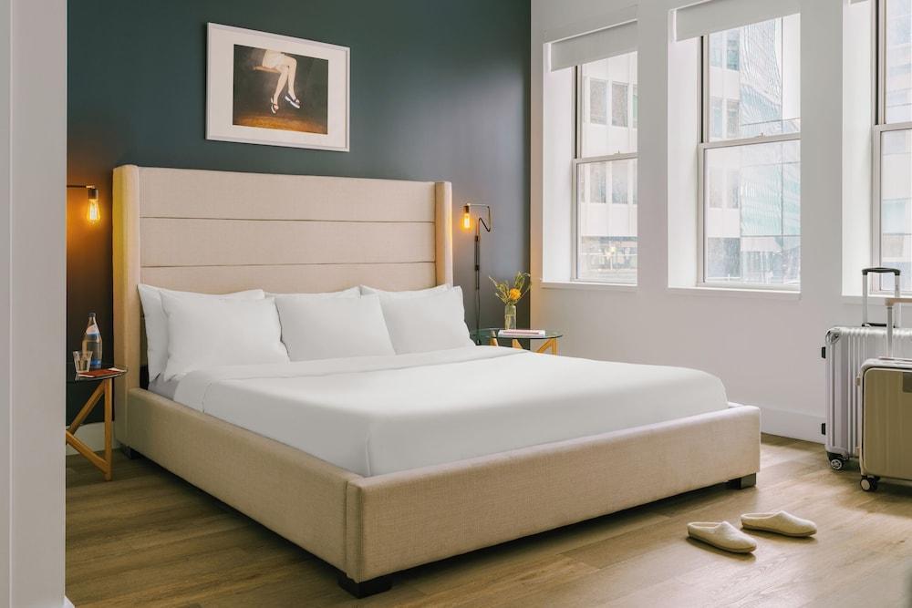 Nester Finn Financial District Room Type - Deluxe 3 Bedroom Apartment, 1 King Bed, 2 Queen Beds, 1 Sofa Bed