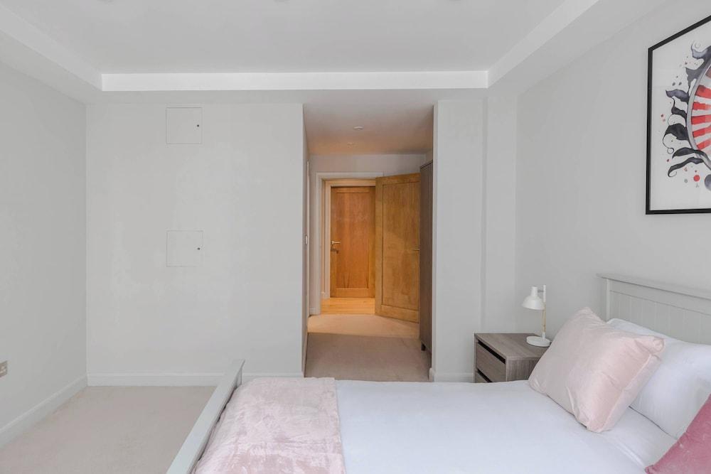 The Eyre Suite Five - Farringdon - by Frankie - Tap to explore photos