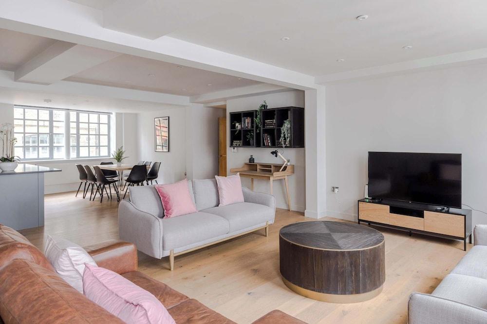 The Eyre Suite Five - Farringdon - by Frankie - Tap to explore photos