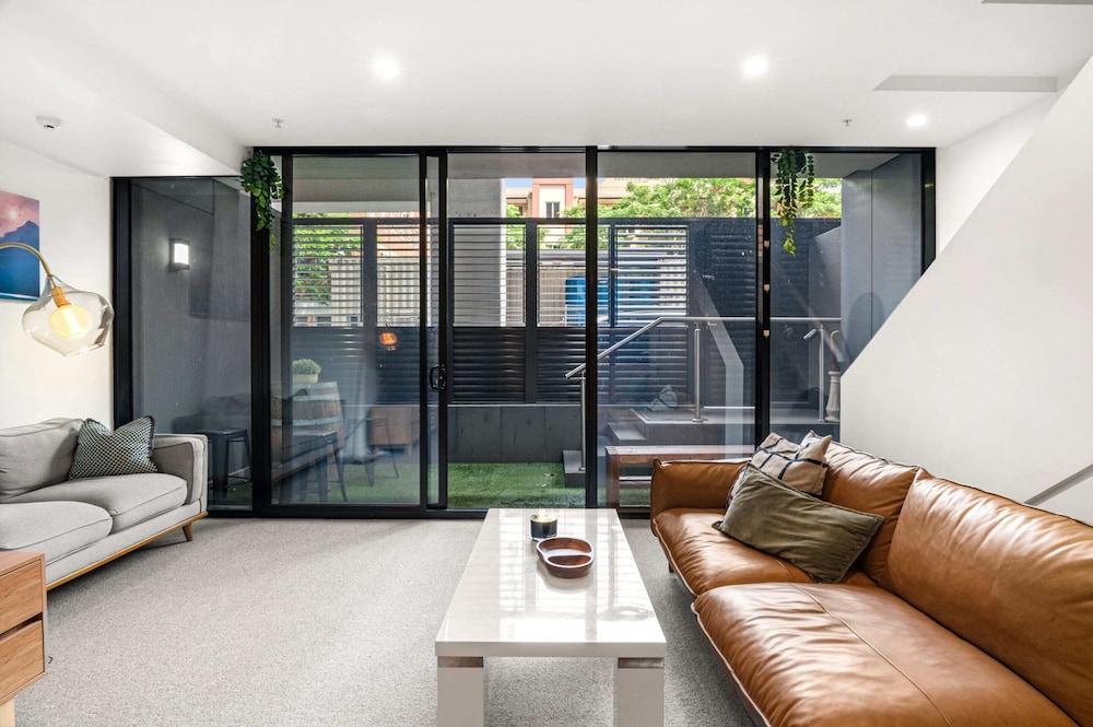 Modern Carlton Living Minutes to CBD - Tap to explore photos