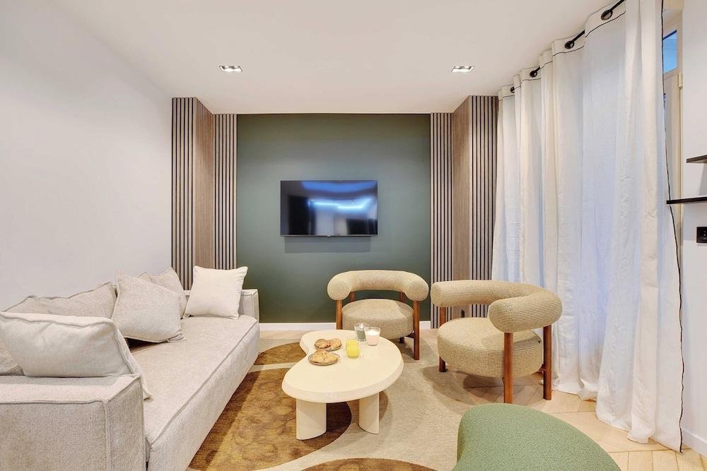 Elegant Apartment - 2br/6p - Le Marais - Tap to explore photos