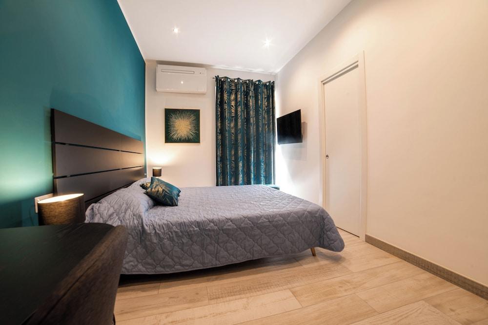 Michelangelo Luxury Rooms - Colosseo - Tap to explore photos