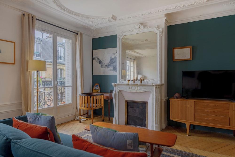Paris sacré coeur prestige residence - Tap to explore photos