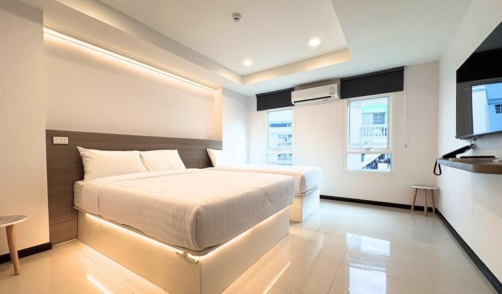 Paul & Pam Hotel Bangkok Room Type - Deluxe City View