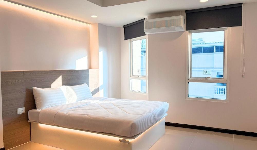 Paul & Pam Hotel Bangkok Room Type - Standard City View