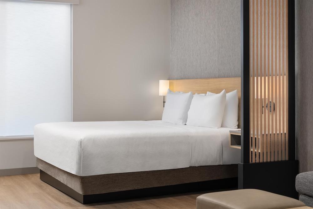 Hyatt Place Toronto Airport Room Type - Room, 1 King Bed with Sofa bed