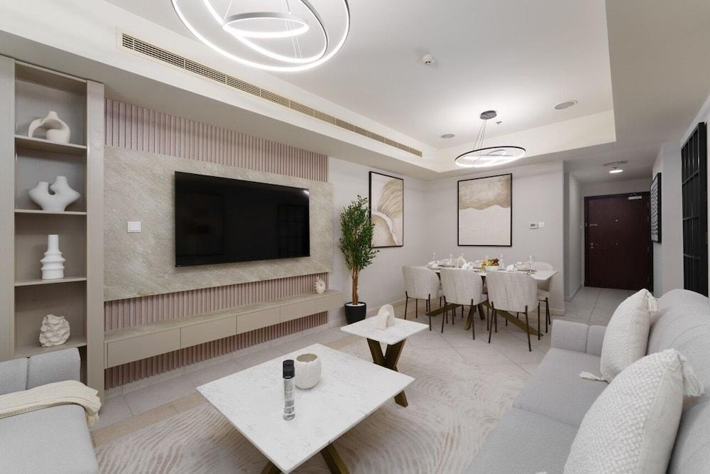 Large Flat with High Floor in Marina - Tap to explore photos