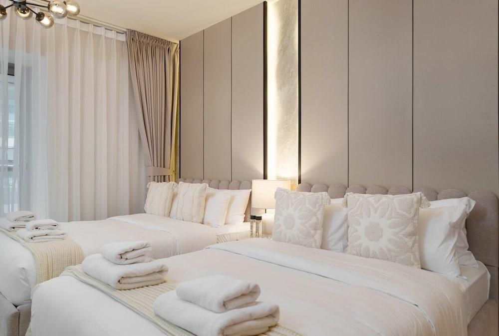 Large Flat with High Floor in Marina