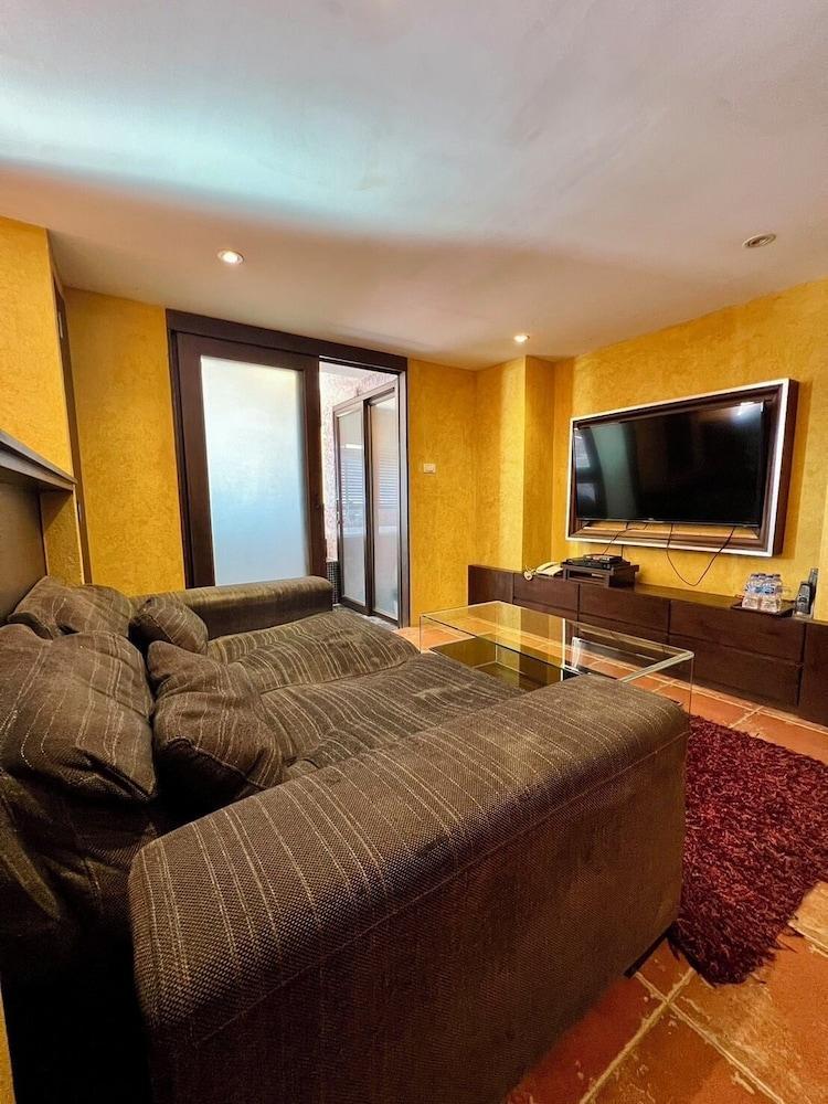 Le Bush Room Type - Luxury Suite, Balcony, City View Le Bush Room Type - Luxury Suite, Balcony, City View