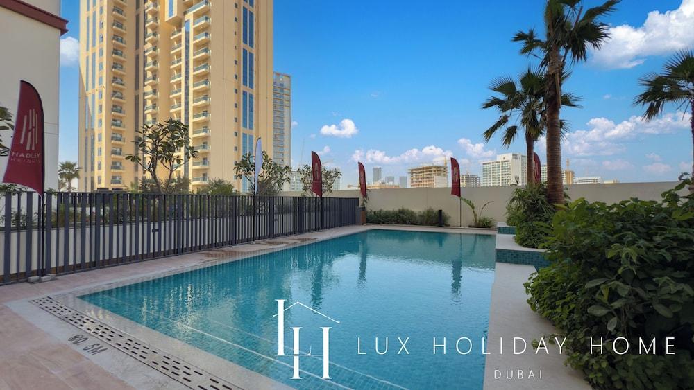 LUX The Hadley JVC Suite - Tap to explore photos